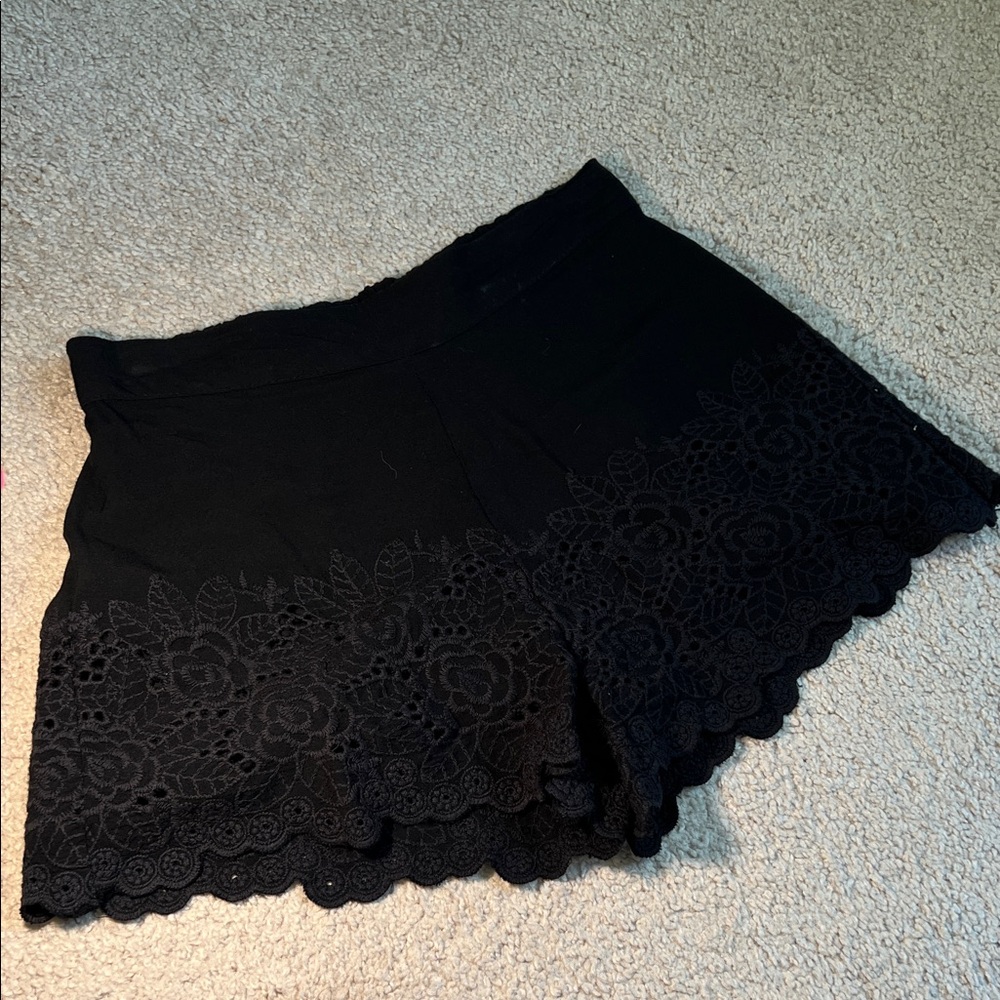Black Women's Shorts With Floral Embroidery